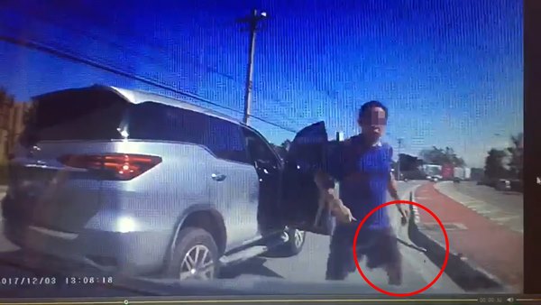 ทุบกระจกรถ