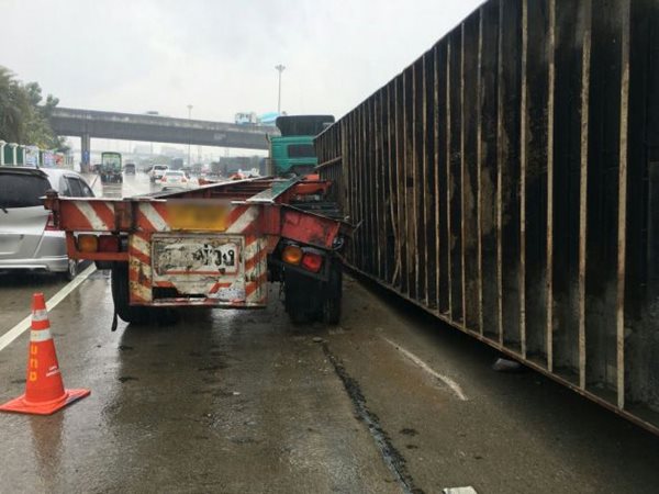 ตู้คอนเทนเนอร์หล่นทับเก๋ง