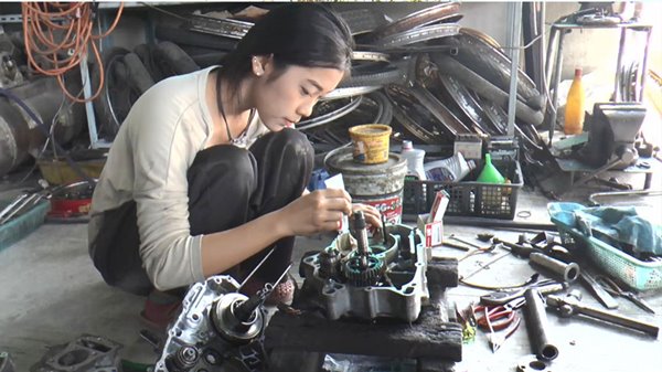 ช่างซ่อมมอเตอร์ไซค์สวย