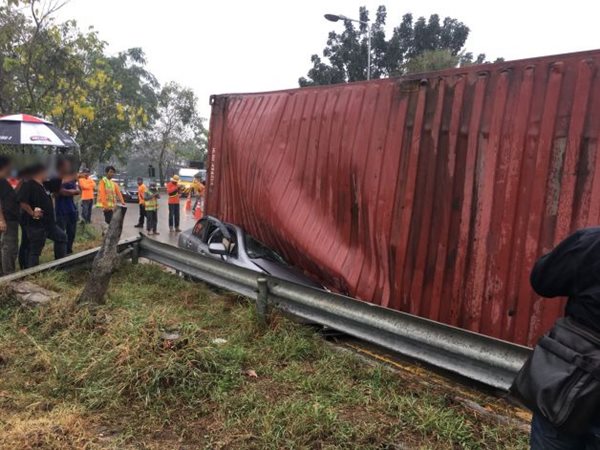 ตู้คอนเทนเนอร์หล่นทับเก๋ง