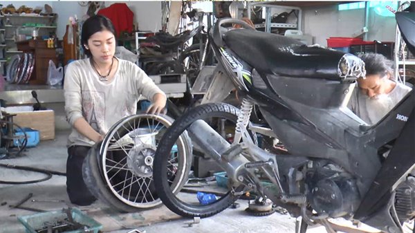 ช่างซ่อมมอเตอร์ไซค์สวย