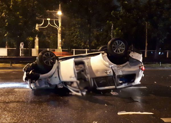 รถเก๋งแหกโค้งชนเสาไฟฟ้า