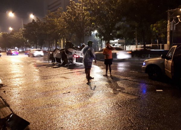 รถเก๋งแหกโค้งชนเสาไฟฟ้า