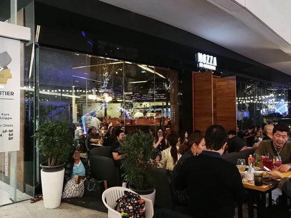 แม่บ้านนั่งกับพื้นรอเจ้านายกินข้าว