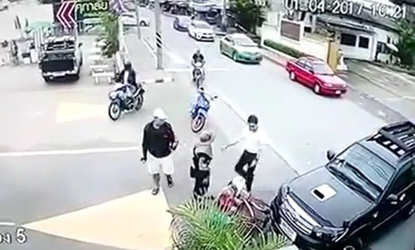 ฟอร์จูนเนอร์ชนจักรยาน