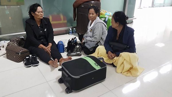 สุดช้ำ เหยื่อทัวร์ญี่ปุ่นได้กระเป๋าใหม่จากลูก แต่กลับถูกลอยแพ ต้องนอนพื้นสนามบิน