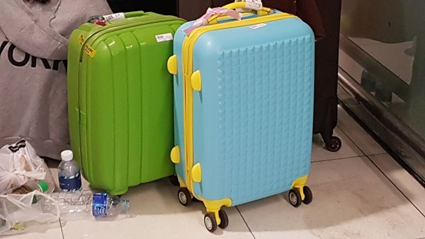 สุดช้ำ เหยื่อทัวร์ญี่ปุ่นได้กระเป๋าใหม่จากลูก แต่กลับถูกลอยแพ ต้องนอนพื้นสนามบิน