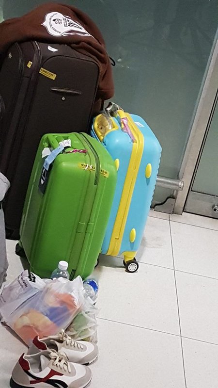 สุดช้ำ เหยื่อทัวร์ญี่ปุ่นได้กระเป๋าใหม่จากลูก แต่กลับถูกลอยแพ ต้องนอนพื้นสนามบิน