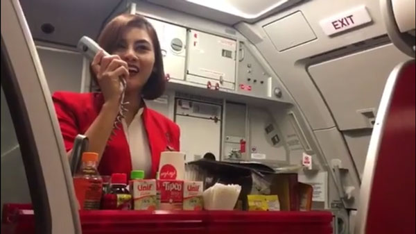 แอร์สาวสายฮา ขายข้าวกะเพราไก่กลางอากาศ