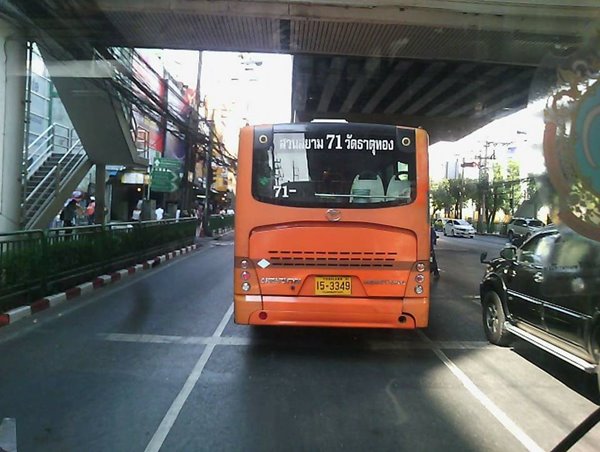 ศึกรถเมล์เดือดด่ากราด-ชกต่อยกลางถนน