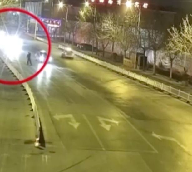 นาทีพรากชีวิต.. คู่รักยืนจูบกลางถนน ถูกรถเมาแล้วขับซิ่งมาชนดับสลด 1 ราย 