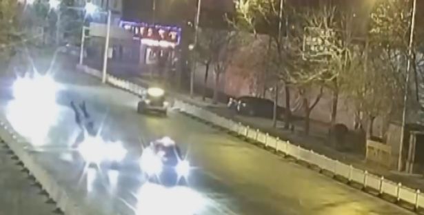 นาทีพรากชีวิต.. คู่รักยืนจูบกลางถนน ถูกรถเมาแล้วขับซิ่งมาชนดับสลด 1 ราย 