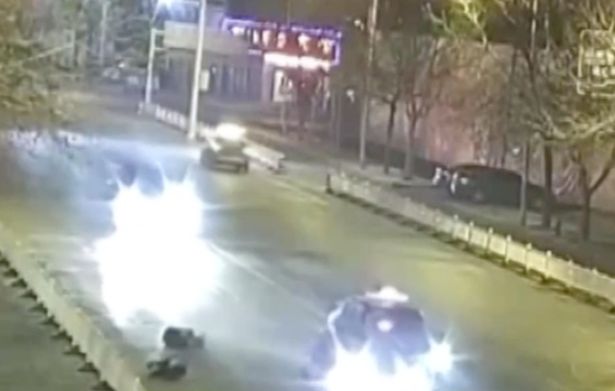 นาทีพรากชีวิต.. คู่รักยืนจูบกลางถนน ถูกรถเมาแล้วขับซิ่งมาชนดับสลด 1 ราย 