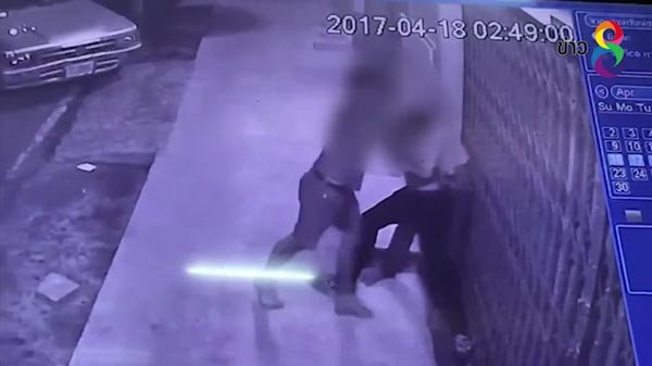 วงจรปิดจับภาพชัด 2 น้าหลาน แก๊งหมูแฮม คว้ามีดกระซวกคู่อริดับ 