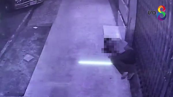 วงจรปิดจับภาพชัด 2 น้าหลาน แก๊งหมูแฮม คว้ามีดกระซวกคู่อริดับ 