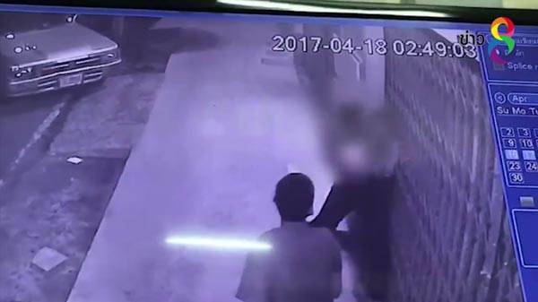 วงจรปิดจับภาพชัด 2 น้าหลาน แก๊งหมูแฮม คว้ามีดกระซวกคู่อริดับ