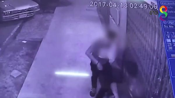 วงจรปิดจับภาพชัด 2 น้าหลาน แก๊งหมูแฮม คว้ามีดกระซวกคู่อริดับ 