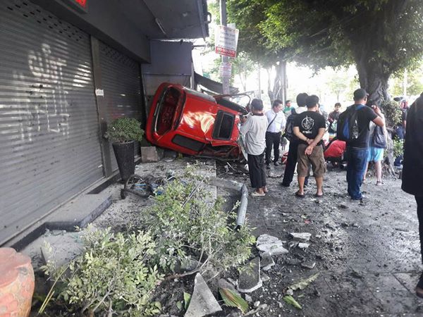 เก๋งแดงเสียหลักพุ่งขึ้นทางเท้าลาดพร้าว 97 ชนคนเจ็บ 4