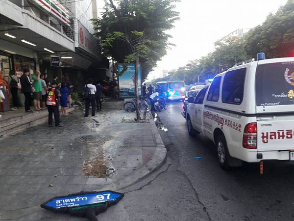 เก๋งแดงเสียหลักพุ่งขึ้นทางเท้าลาดพร้าว 97 ชนคนเจ็บ 4