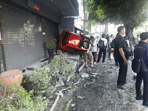 เก๋งแดงเสียหลักพุ่งขึ้นทางเท้าลาดพร้าว 97 ชนคนเจ็บ 4