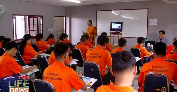 พระสร้างโรงเรียน