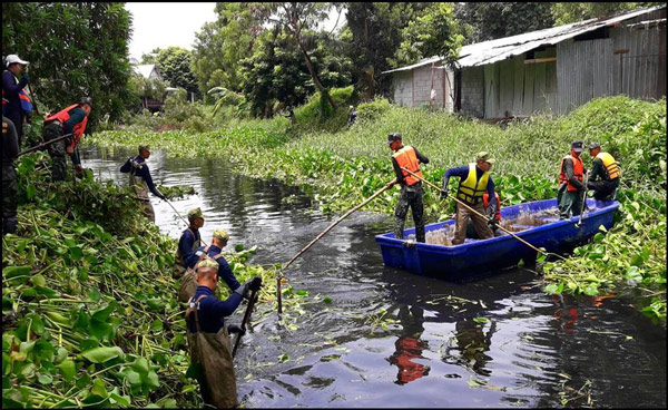 ร.10 ทรงห่วงใยประชาชน ส่งทหารมหาดเล็กช่วยลอกท่อ กทม. ป้องกันน้ำท่วม