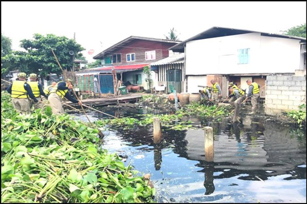 ร.10 ทรงห่วงใยประชาชน ส่งทหารมหาดเล็กช่วยลอกท่อ กทม. ป้องกันน้ำท่วม