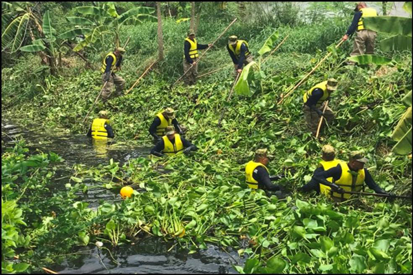 ร.10 ทรงห่วงใยประชาชน ส่งทหารมหาดเล็กช่วยลอกท่อ กทม. ป้องกันน้ำท่วม