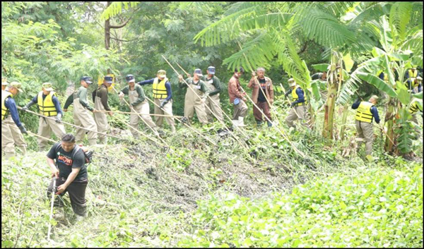 ร.10 ทรงห่วงใยประชาชน ส่งทหารมหาดเล็กช่วยลอกท่อ กทม. ป้องกันน้ำท่วม