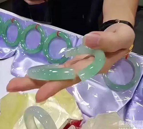 สาวเผลอทำหยกหลุดมือแตก ถึงกับลมจับ เพราะมันมีมูลค่าสูงถึง 1.5 ล้าน