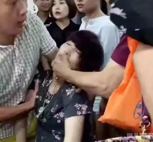 สาวเผลอทำหยกหลุดมือแตก ถึงกับลมจับ เพราะมันมีมูลค่าสูงถึง 1.5 ล้าน