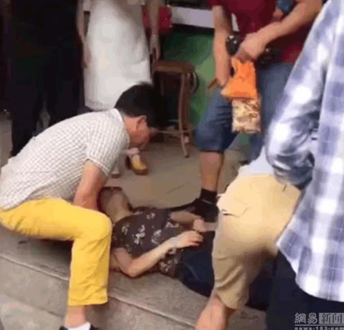 สาวเผลอทำหยกหลุดมือแตก ถึงกับลมจับ เพราะมันมีมูลค่าสูงถึง 1.5 ล้าน