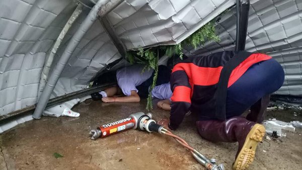 พายุซัดต้นไม้โค่นใส่ซุ้ม ทับนักเรียนเจ็บ 20 ราย หลังเข้าไปหลบฝน