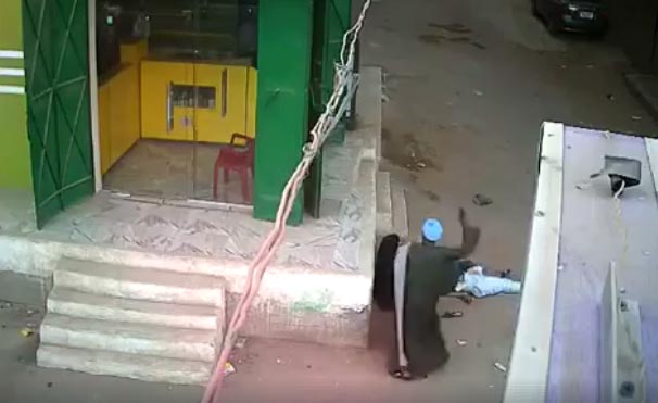 พ่อควักปืนยิงลูกชายดับต่อหน้าแม่