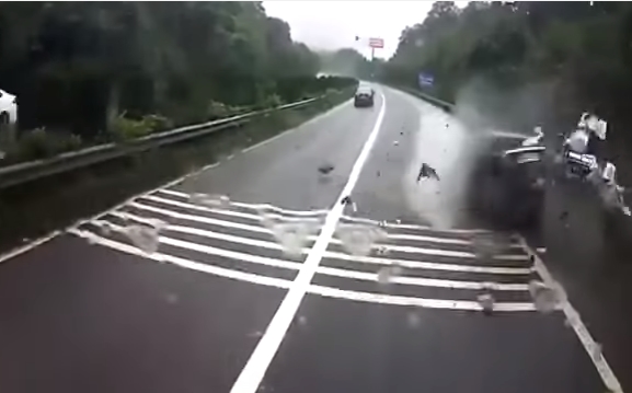 เก๋งชนขอบทาง