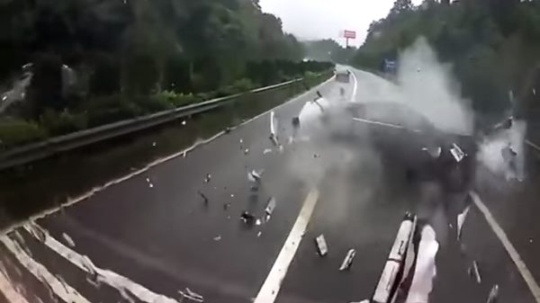 เก๋งชนขอบทาง