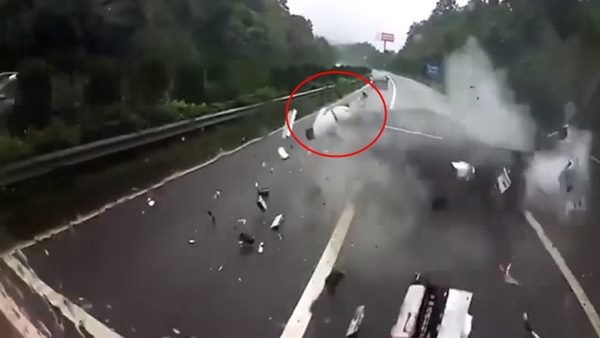 เก๋งชนขอบทาง