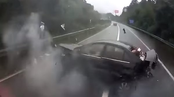 เก๋งชนขอบทาง