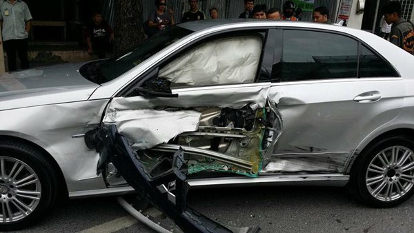 อ้างเป็นอัยการขับรถชนเบนซ์