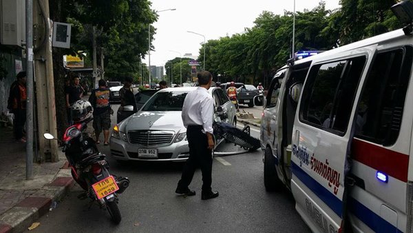 อ้างเป็นอัยการขับรถชนเบนซ์