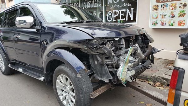 อ้างเป็นอัยการขับรถชนเบนซ์