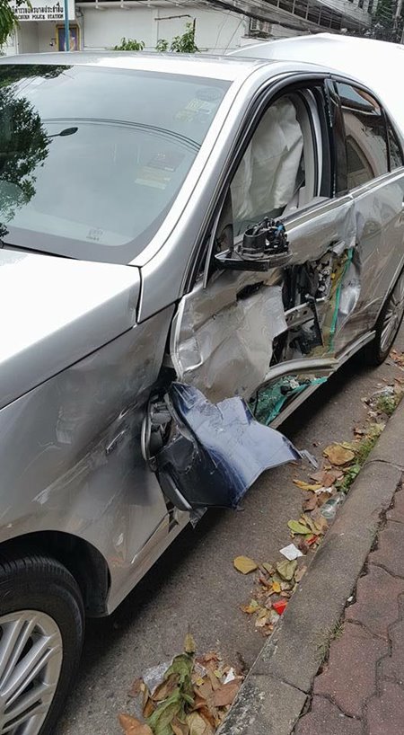 อ้างเป็นอัยการขับรถชนเบนซ์