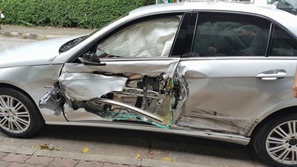 อ้างเป็นอัยการขับรถชนเบนซ์