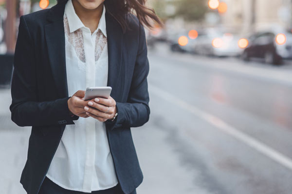 โฮโนลูลู ประกาศใช้กฎหมาย ห้ามคนเดินเท้าก้มหน้าจิ้มมือถือ 