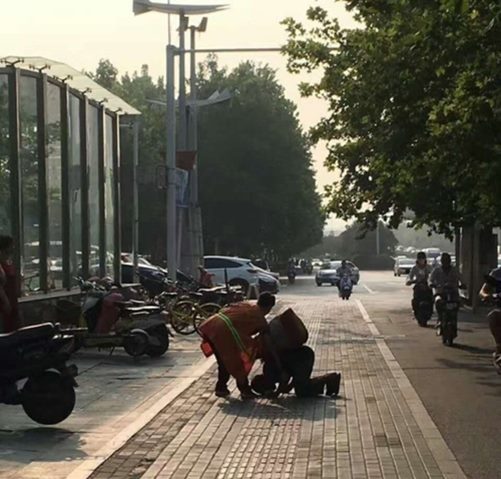  คนกวาดถนนเมตตาแบ่งอาหารเช้าคนจร