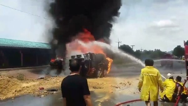 ไฟไหม้รถบรรทุกน้ำมัน