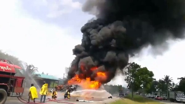 ไฟไหม้รถบรรทุกน้ำมัน