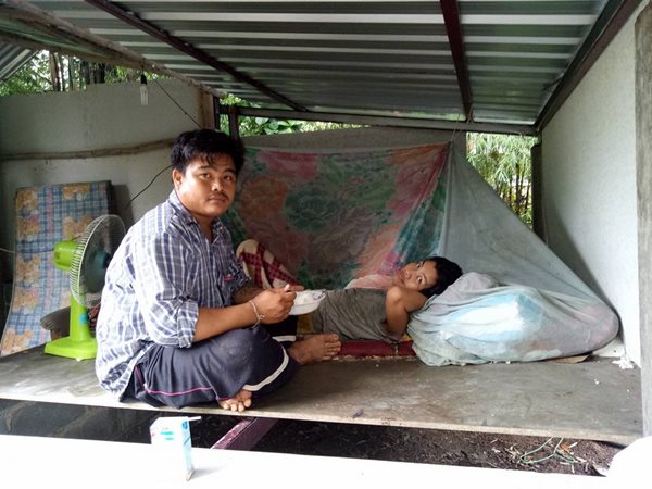 หนุ่มเลี้ยงดูเมียพิการสุดรัก สัญญาจะดูแลจนตายจากกันไป