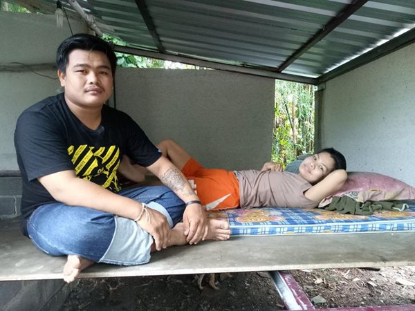 หนุ่มเลี้ยงดูเมียพิการสุดรัก สัญญาจะดูแลจนตายจากกันไป