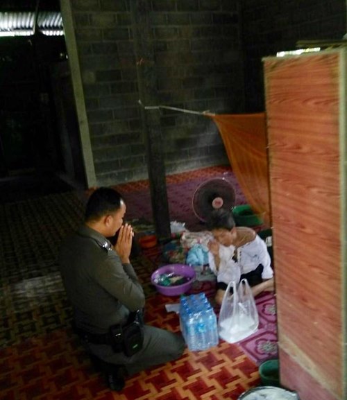 ตำรวจช่วยคนแก่ถูกทิ้งให้หิวโหย